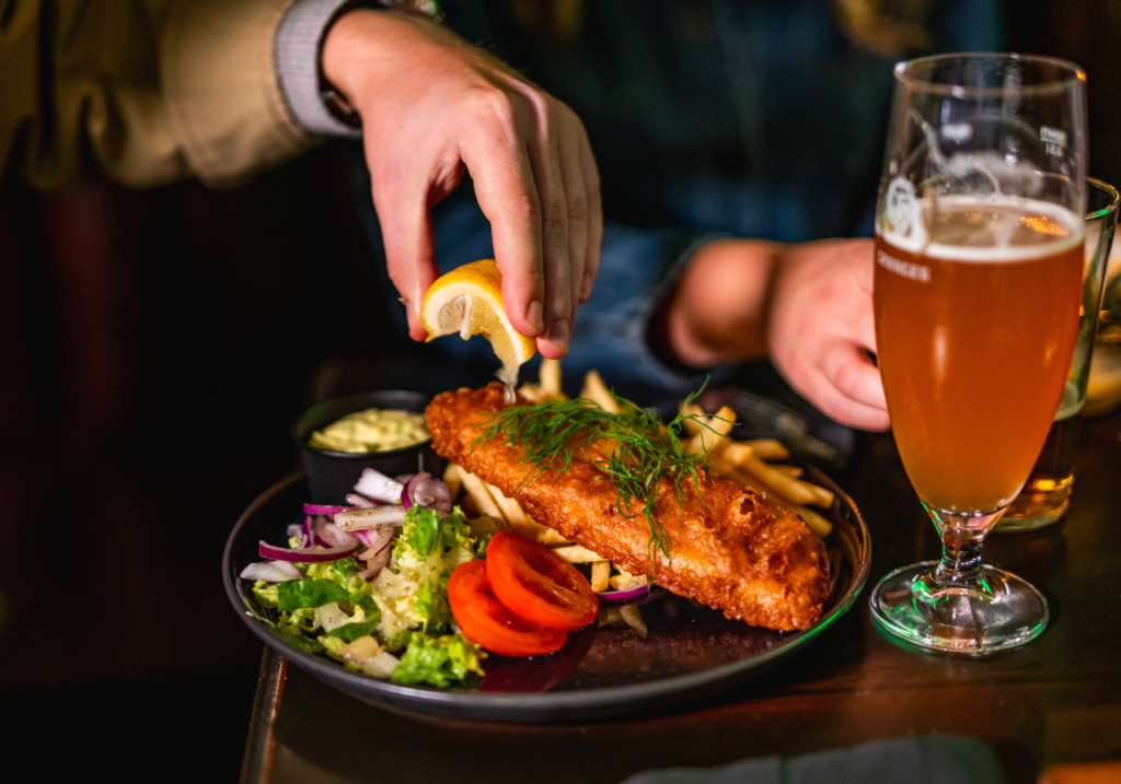 murphys-bar-aw-buffe-bild-pa-en-fisk-matratt-och-ett-glas-med-ol