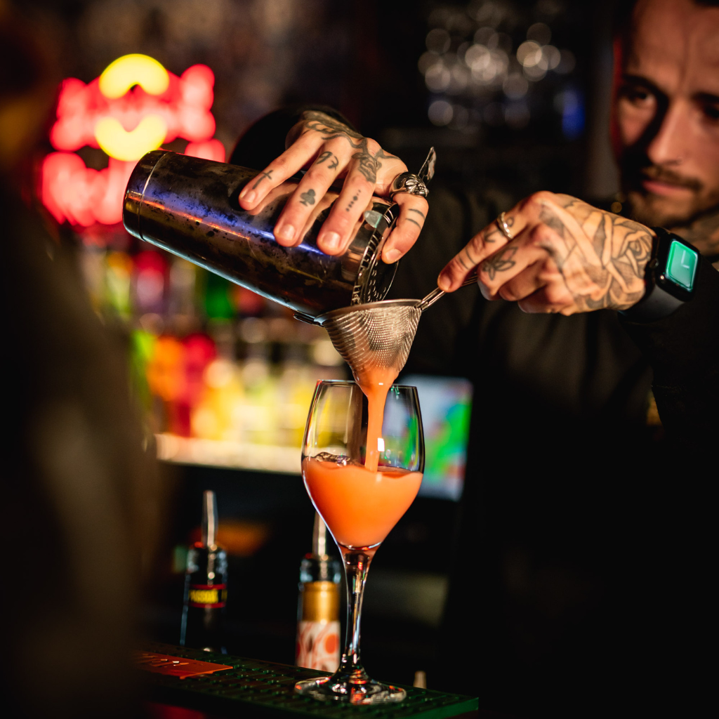 murphys-bar-bartender-forbereder-en-drink-i-ett-vinglas