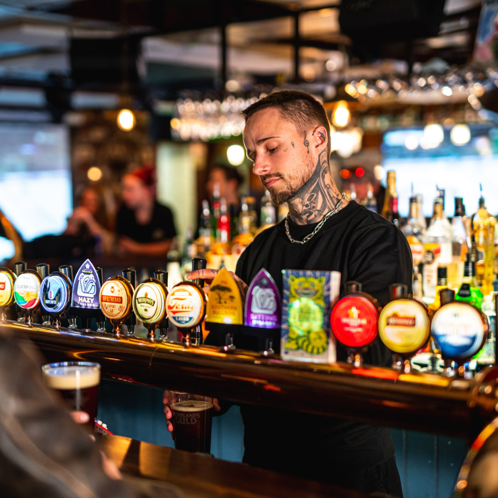 murphys-bar-bartender-star-bakom-baren-och-haller-upp-ol
