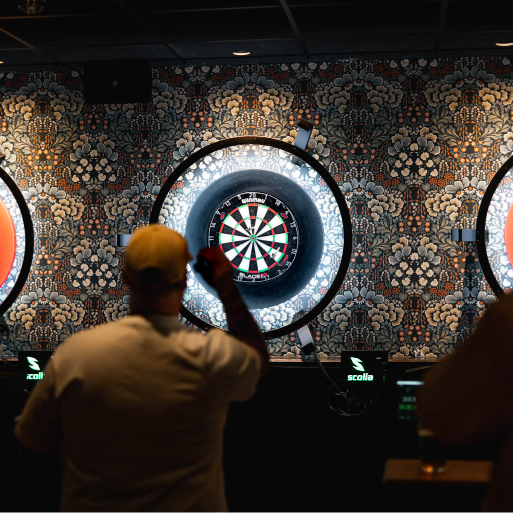 murphys-bar-en-person-kastar-en-dartpil-mot-en-dart-tavla