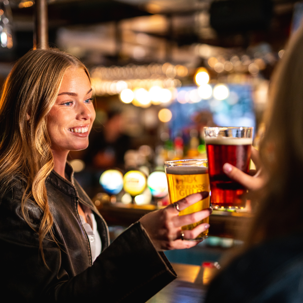 murphys-bar-tva-tjejer-som-skalar-med-ol-och-cider